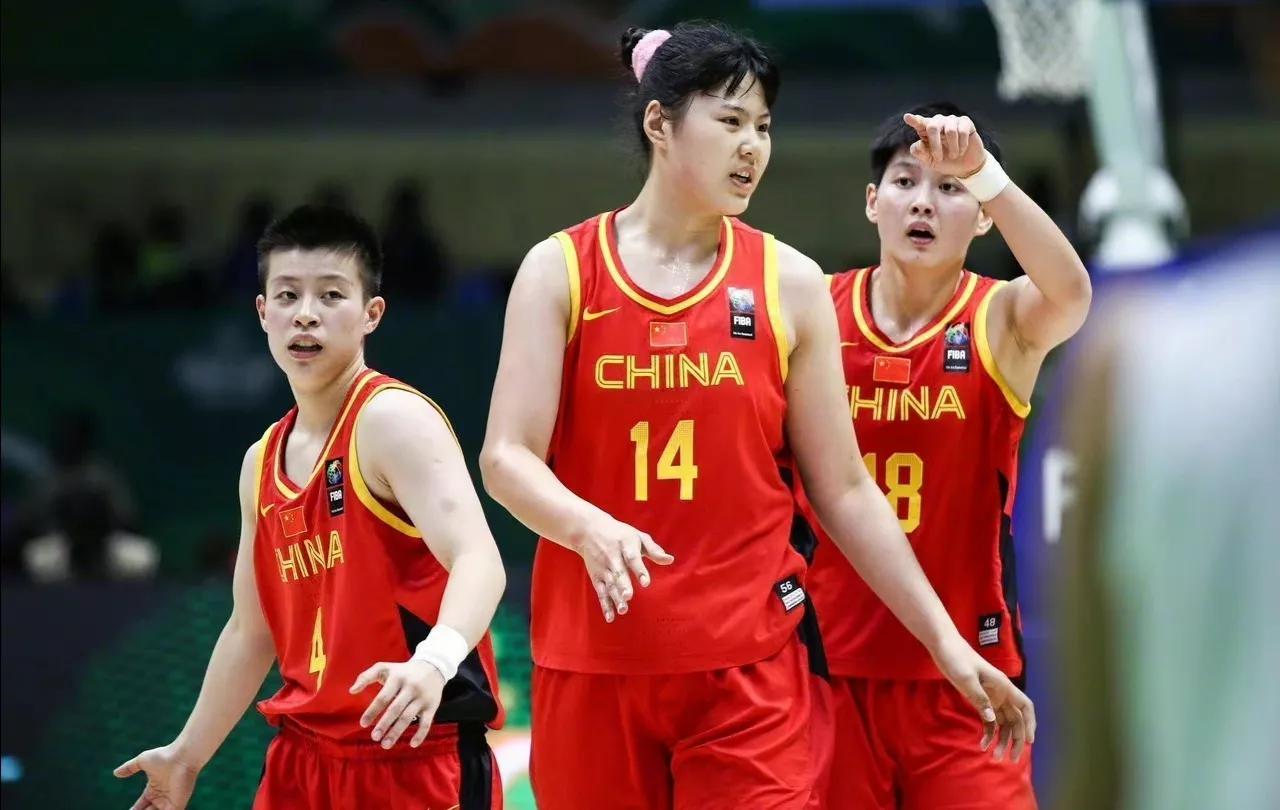 女篮黄思静哨下三分球,黄思静三分震撼引领中国女篮