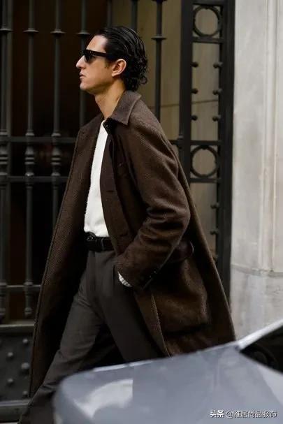男士黑色大衣内搭什么颜色打底,男士穿大衣怎么搭配裤子和鞋子