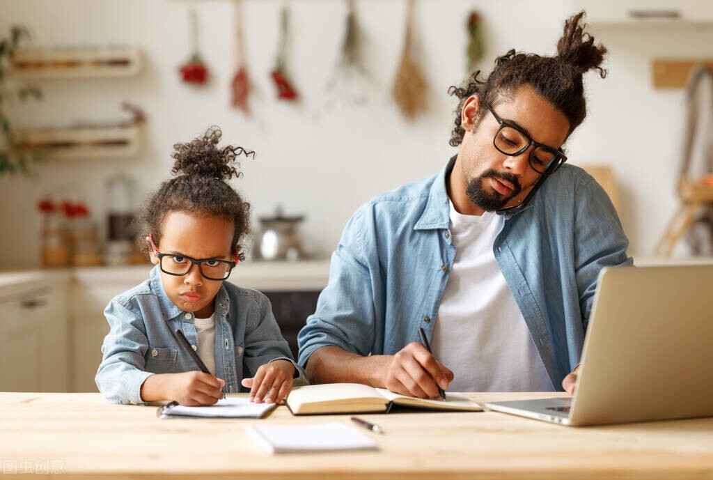 妈妈辅导孩子作业崩溃的瞬间,妈妈教孩子写作业崩溃急救无效