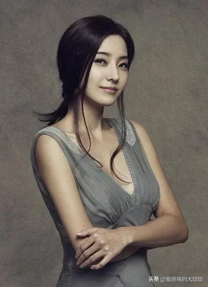 lisa和韩彩英谁是真人芭比 (韩彩英吊带)