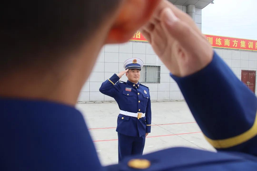 新消防员队列训练,消防员阳光下队列训练