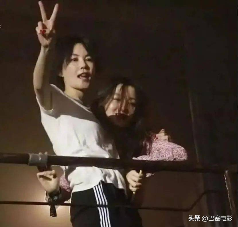 王菲谢霆锋私照好甜，再细看两人资产，财务自由身家惊人，是真行