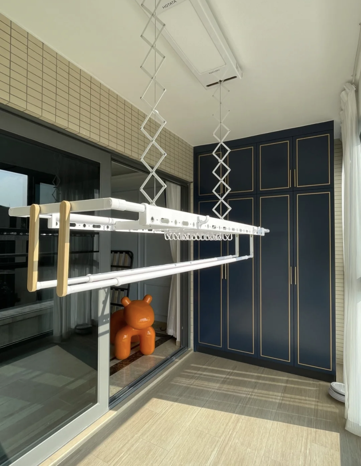 安装一个电动晾衣架收多少钱合适,阳台安装电动晾衣架好还是手摇好