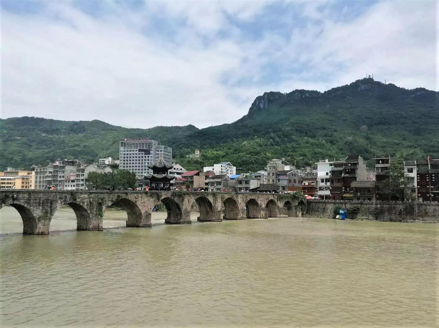 黔中小城石阡，抬头见山，低头见水，美丽；泡在温泉里，舒坦。