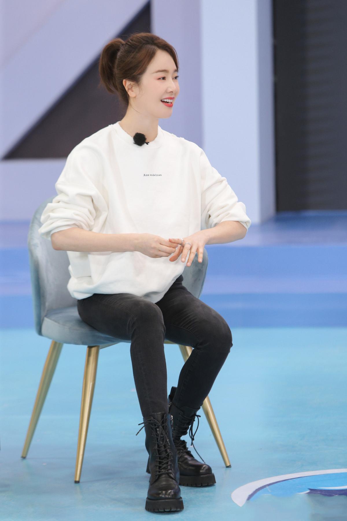 氧气美女左小青笑容明媚气质柔美,左小青知性氧气美女穿搭