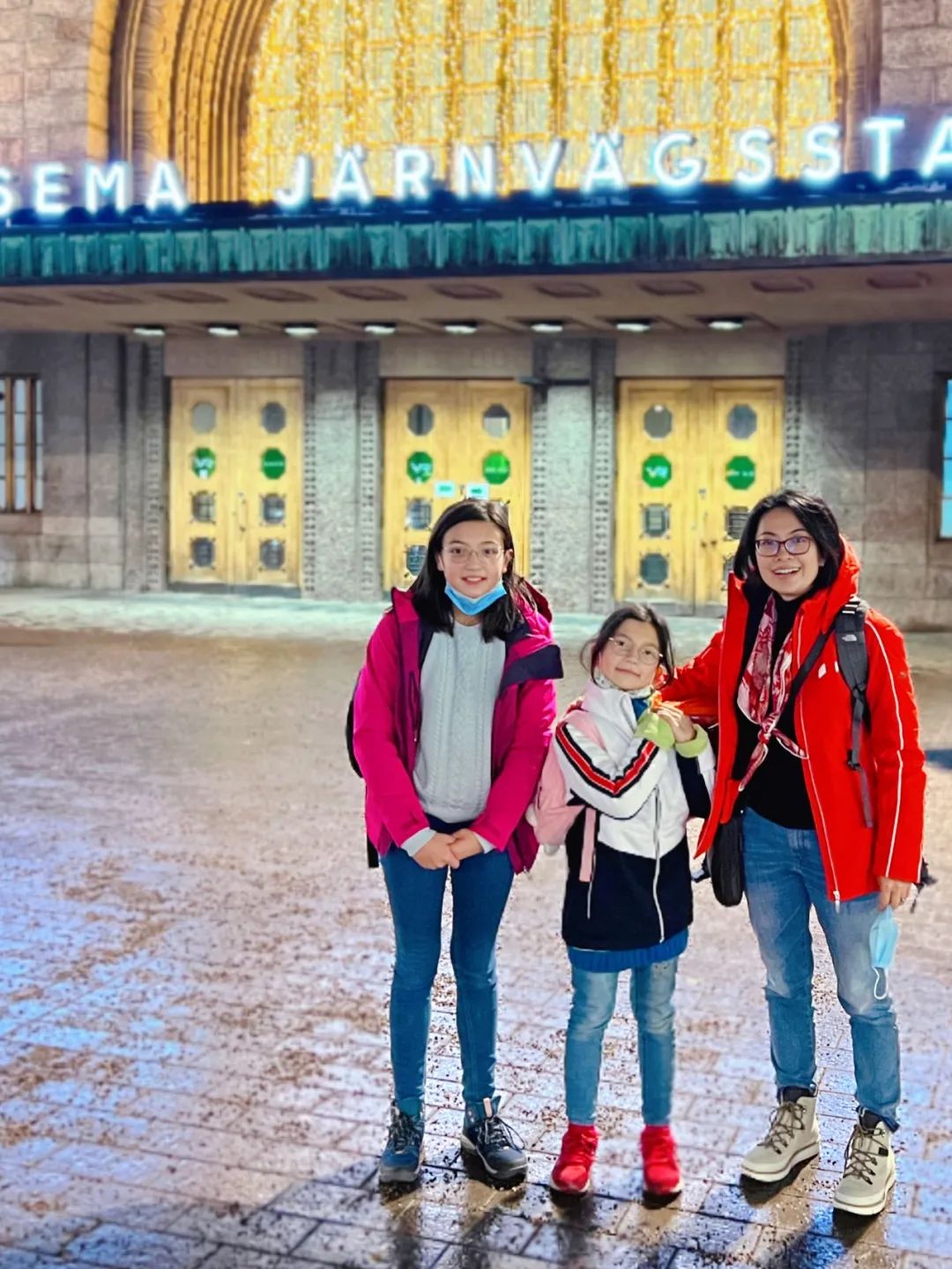 去芬兰看极光，见圣诞老人，路上却丢失行李，差点被锁地牢