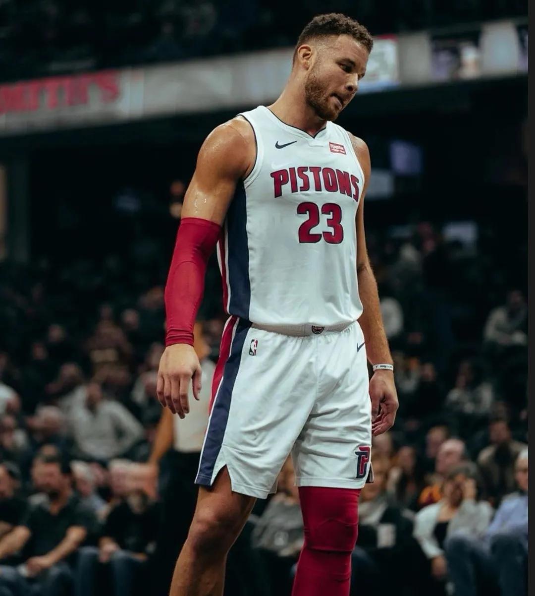 格里芬拿着活塞球衣,格里芬入选nba