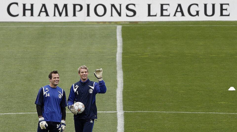 拜仁莱万诺伊尔,莱万踢伤马内