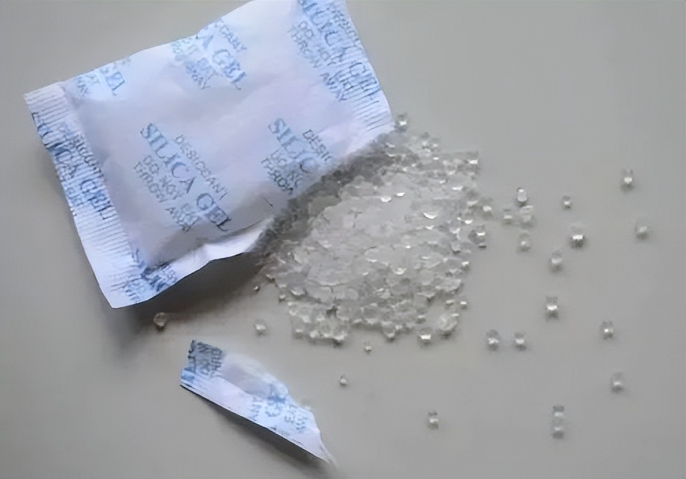 千万别让孩子玩干燥剂,小孩子误食干燥剂有什么危害