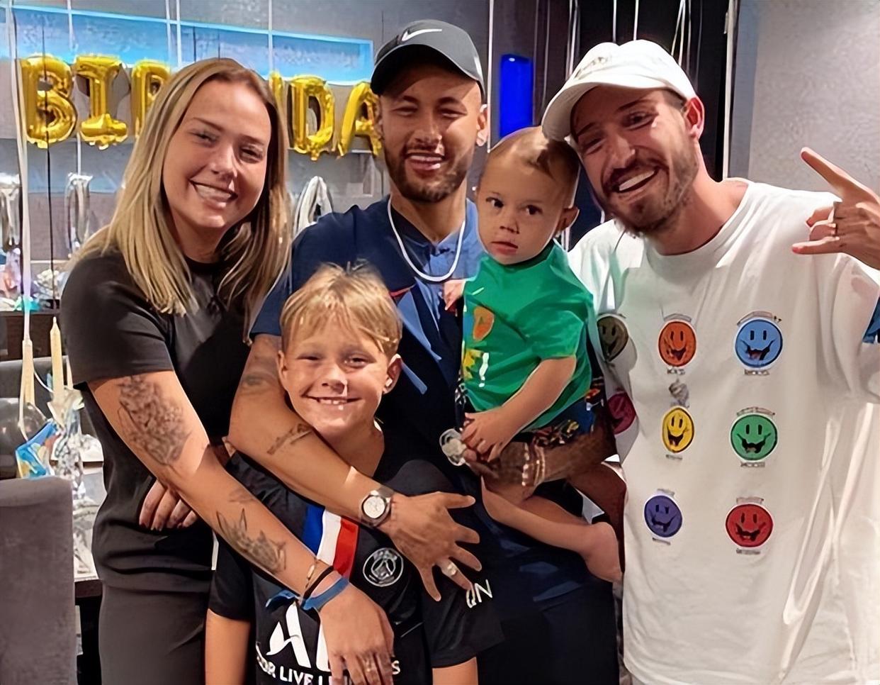 内马尔参加儿子生母卡洛琳娜婚礼,内马尔为儿子庆生