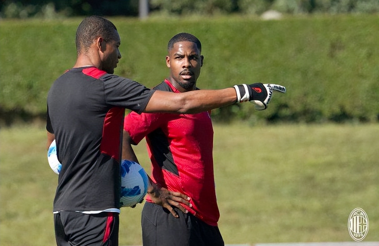 07年ac米兰圣西罗欧冠捧杯,07年ac米兰欧冠决赛