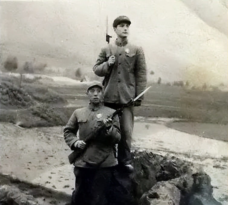 1970年，拉练时有战友掉下悬崖；有人偷偷烧坑失火烧死6匹骡马…