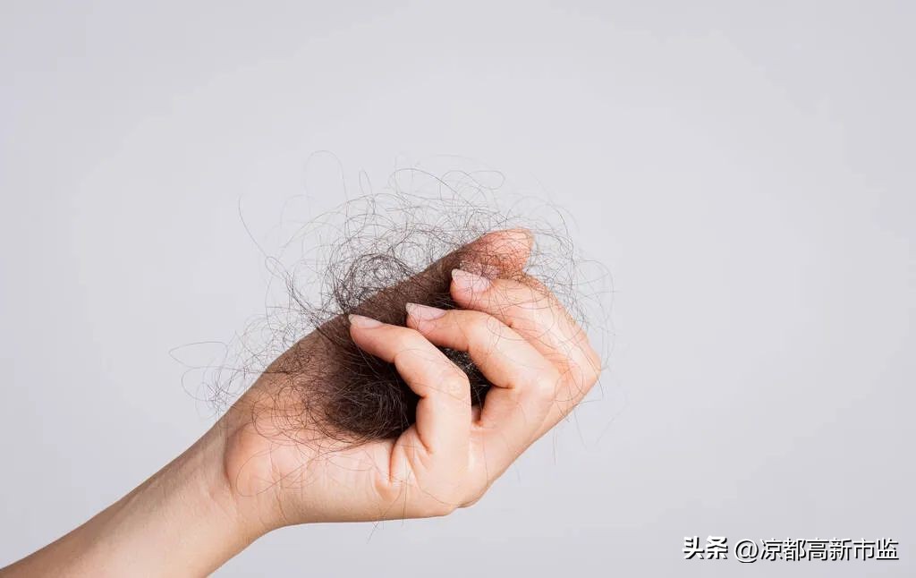 老是掉头发可能缺四种营养素女生,什么疾病会导致大把大把掉头发