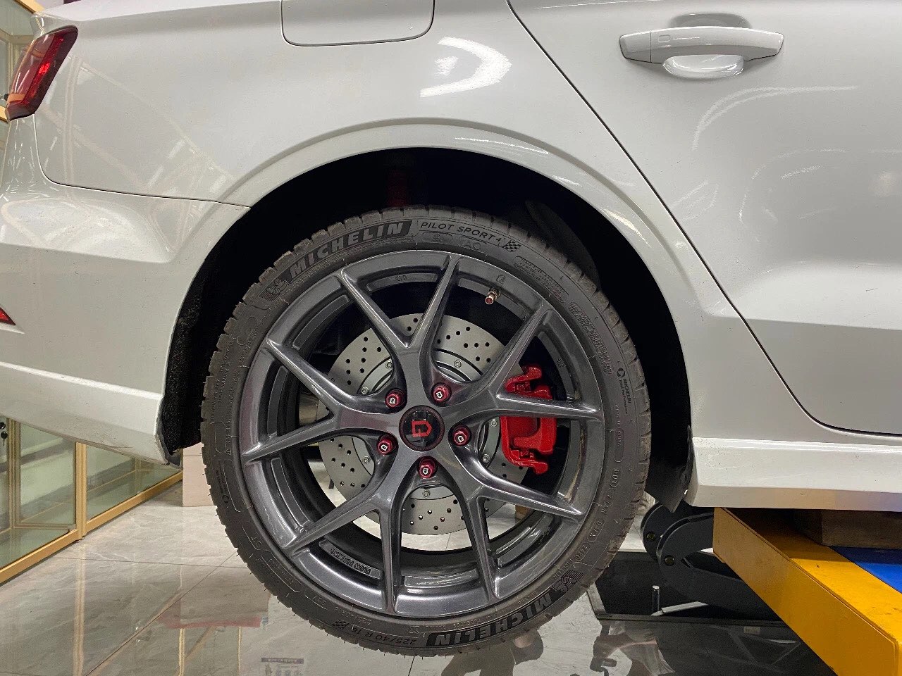 奥迪A3刹车升级Ap9040六活塞355碟盘，18寸轮毂，红色骚鲍鱼