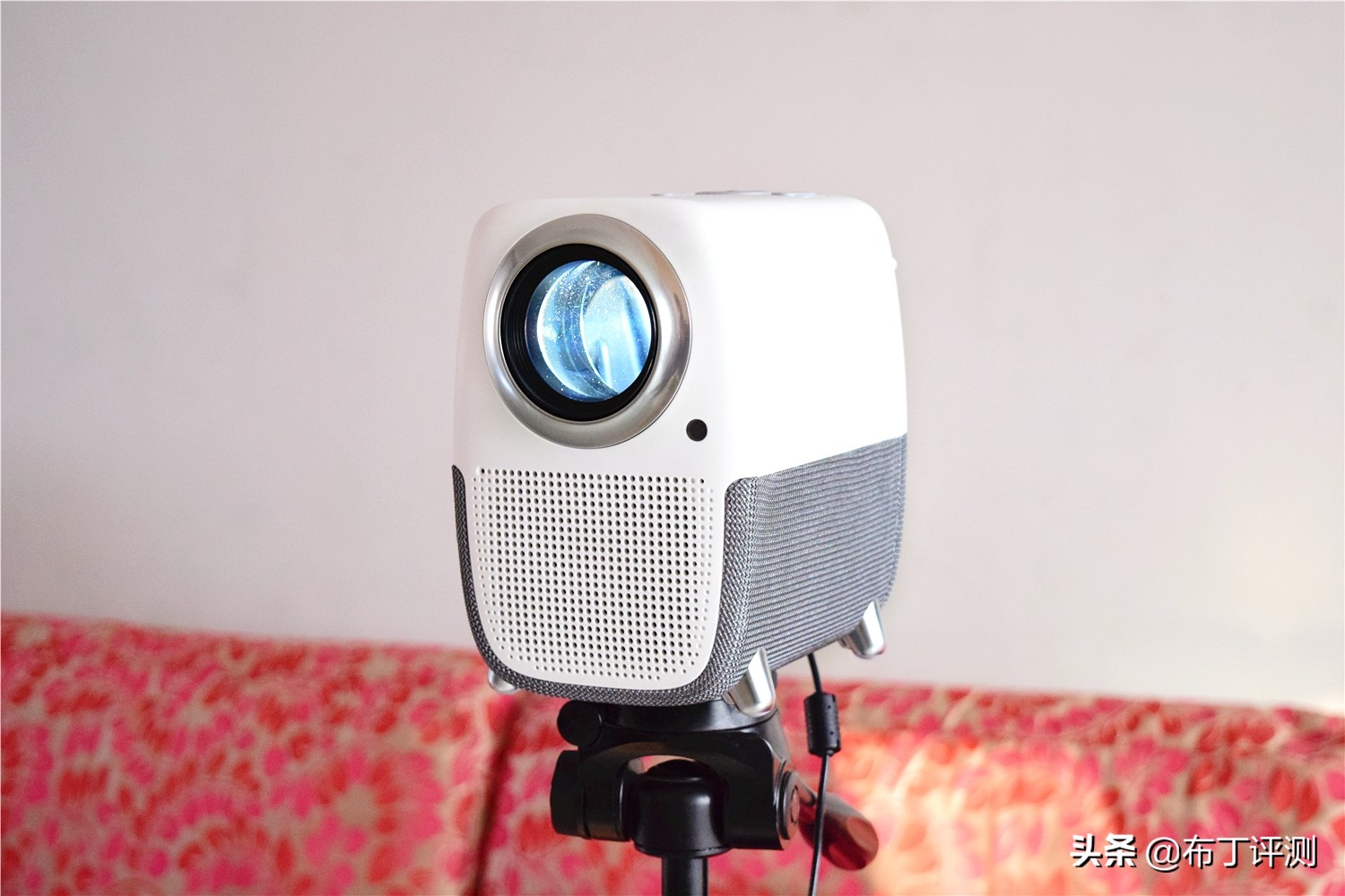 买大屏电视机还是买智能投影,投影机和液晶电视哪个比较实用