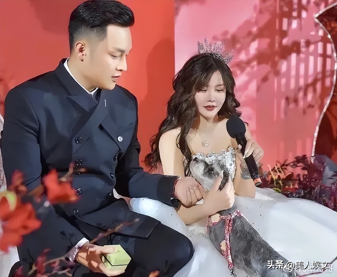 韩安冉三次结婚现场对比,24岁韩安冉回应四婚