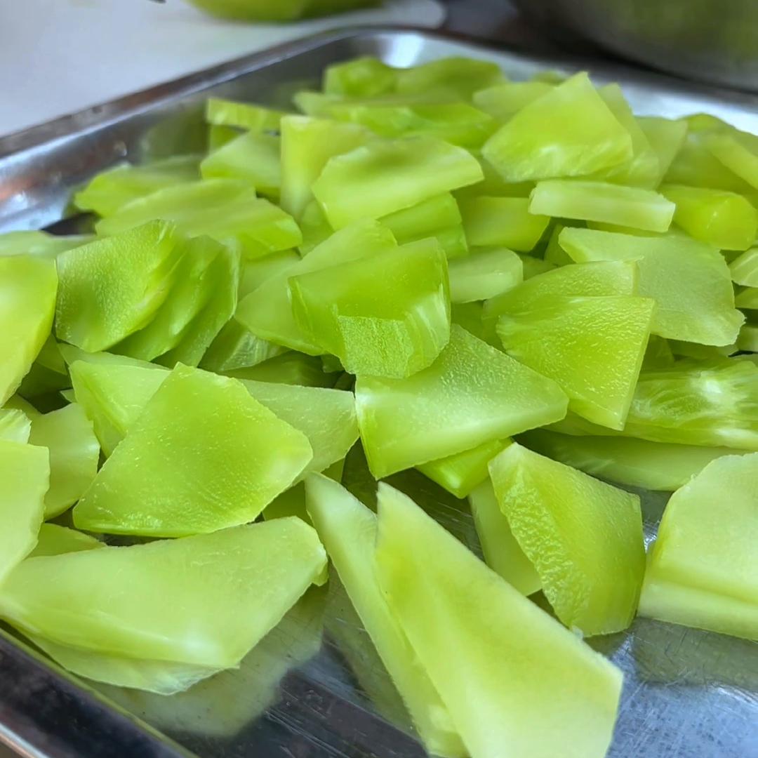 蜂场种的莴笋丰收了。拔下来切一切，焯一遍开水，趁着大太...