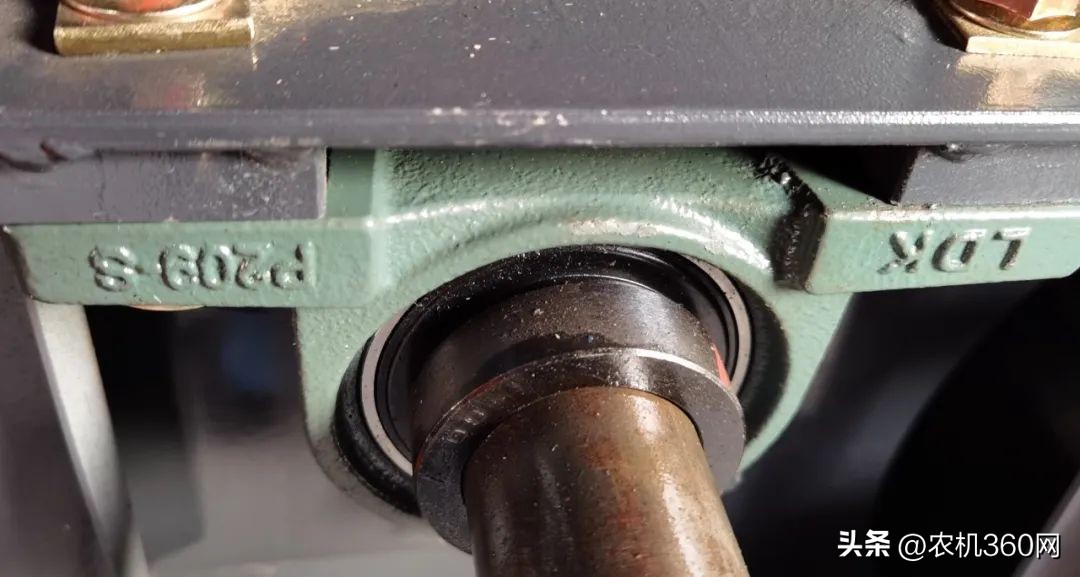 东方红收割机2023款实操,东方红2024款小众收割机