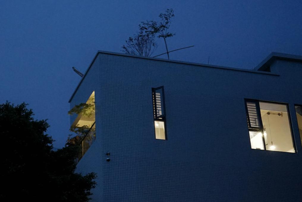 四个人回老家改造老房子,90后回农村建房子视频