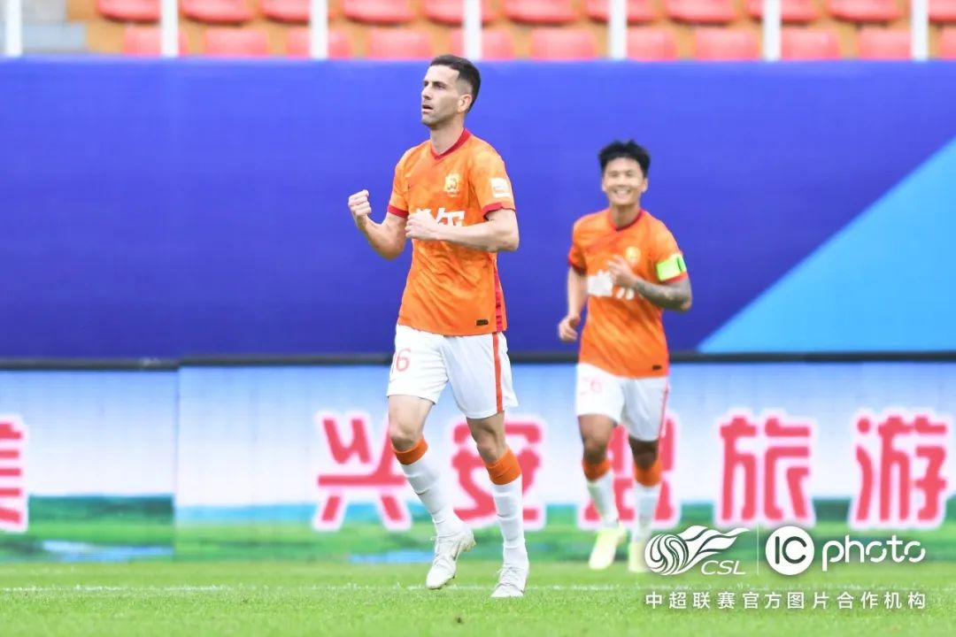 前线丨卡耶维奇、福布斯联袂进球，武汉长江2:1战胜广州队