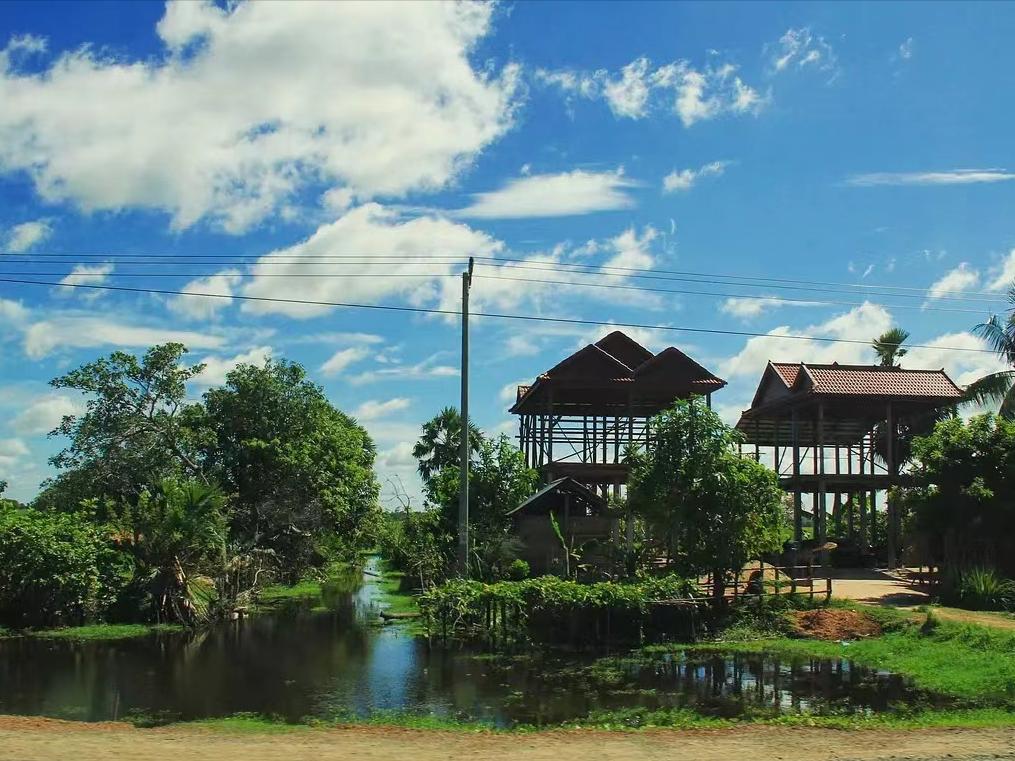 东*姑北**娘国外旅游，小7岁导游对她念念不忘，两人结婚5年后怎么样