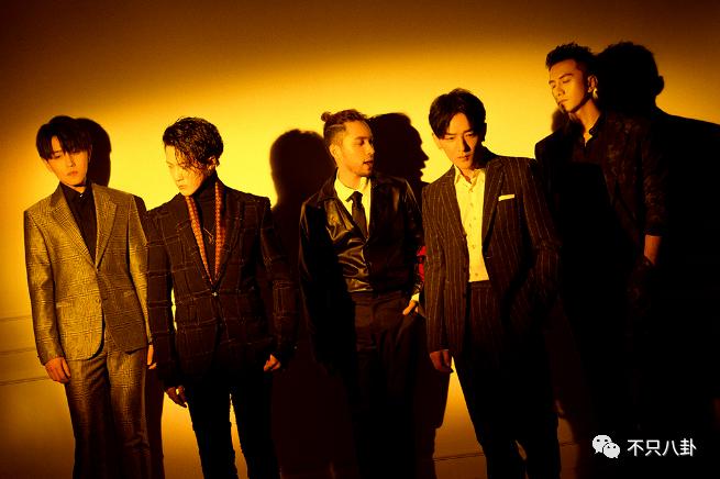 好甜，她嫁给自己的漫画主人公啦