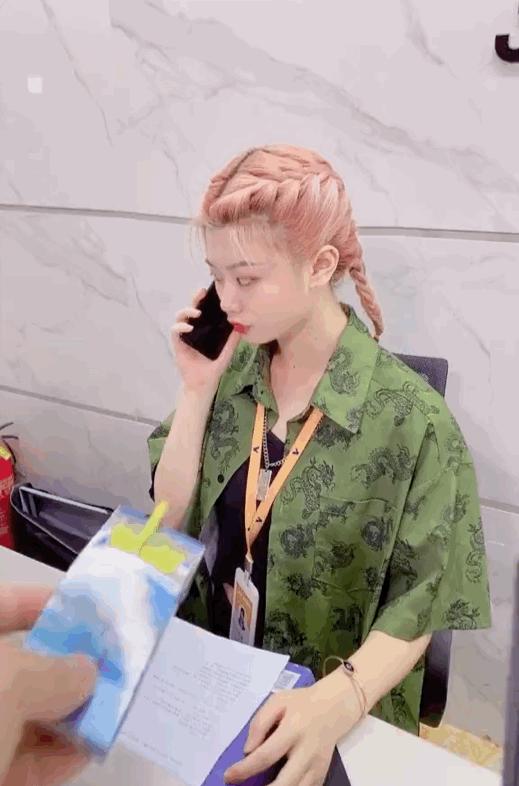 伴娘抢了新娘风头躲角落,伴娘躲在角落玩手机很漂亮