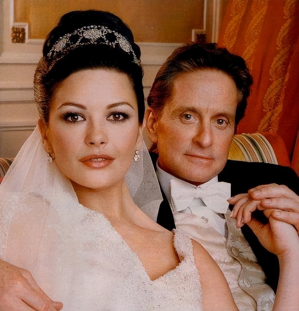 道格拉斯：好莱坞最高段位花心浪子，把小25岁泽塔琼斯吃得死死的