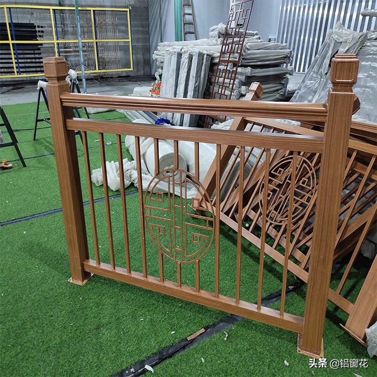 铝合金阳台护栏多少钱一米,阳台护栏用不锈钢好还是铝合金好