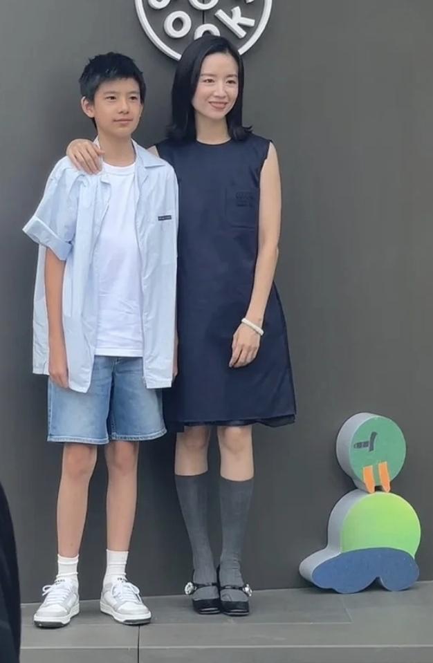 董洁带儿子顶顶回农村,董洁带儿子顶顶出席活动