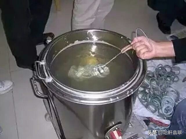 直播间翡翠手镯和实物对比差距,200元批发翡翠手镯