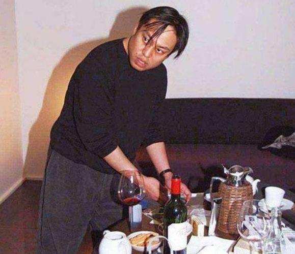 香港穷小子，做房地产身家20亿，疯狂泡女明星，却47岁在东莞猝死