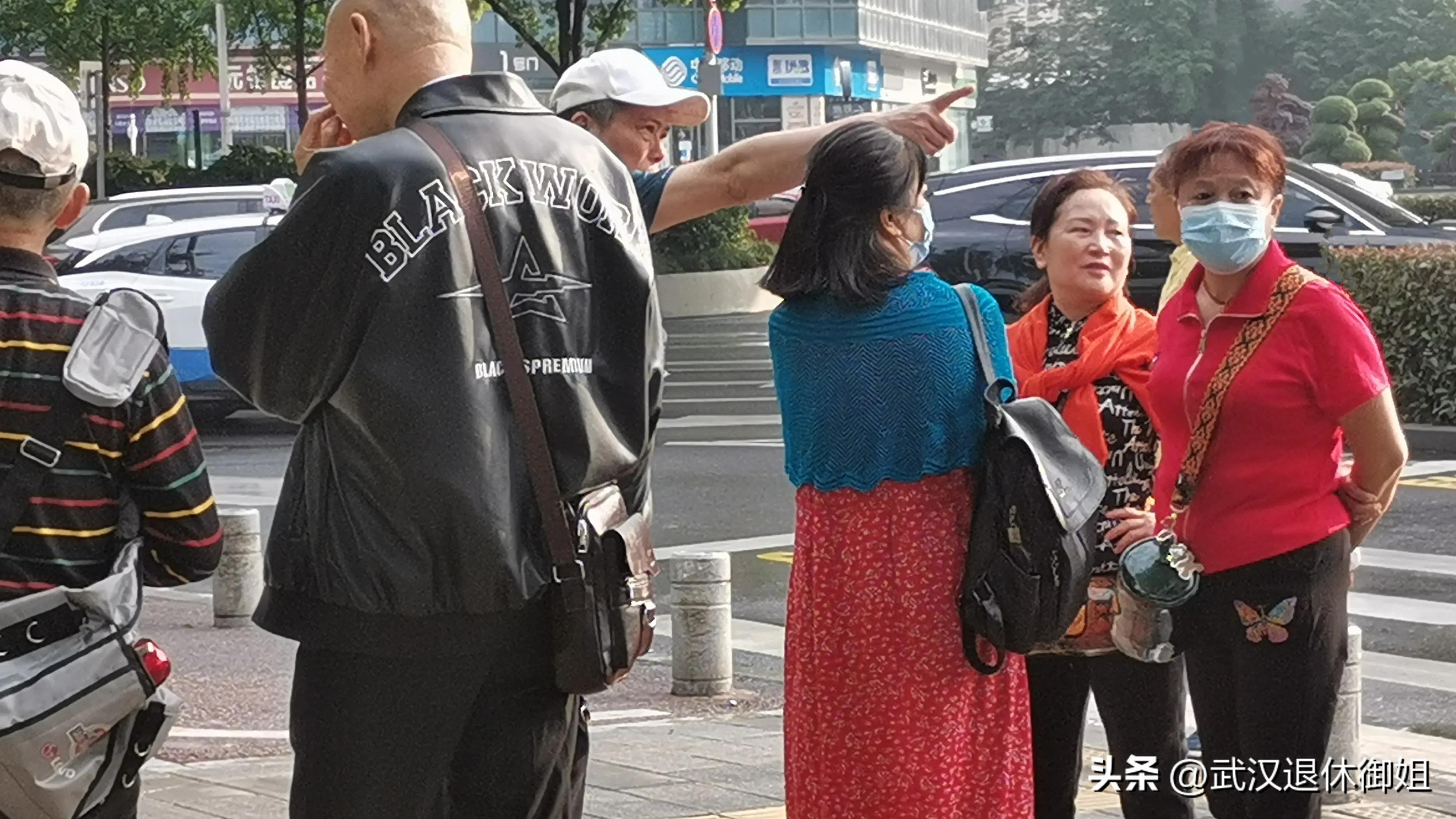 老人10元游玩领鸡蛋,满60岁的老人免费领鸡蛋