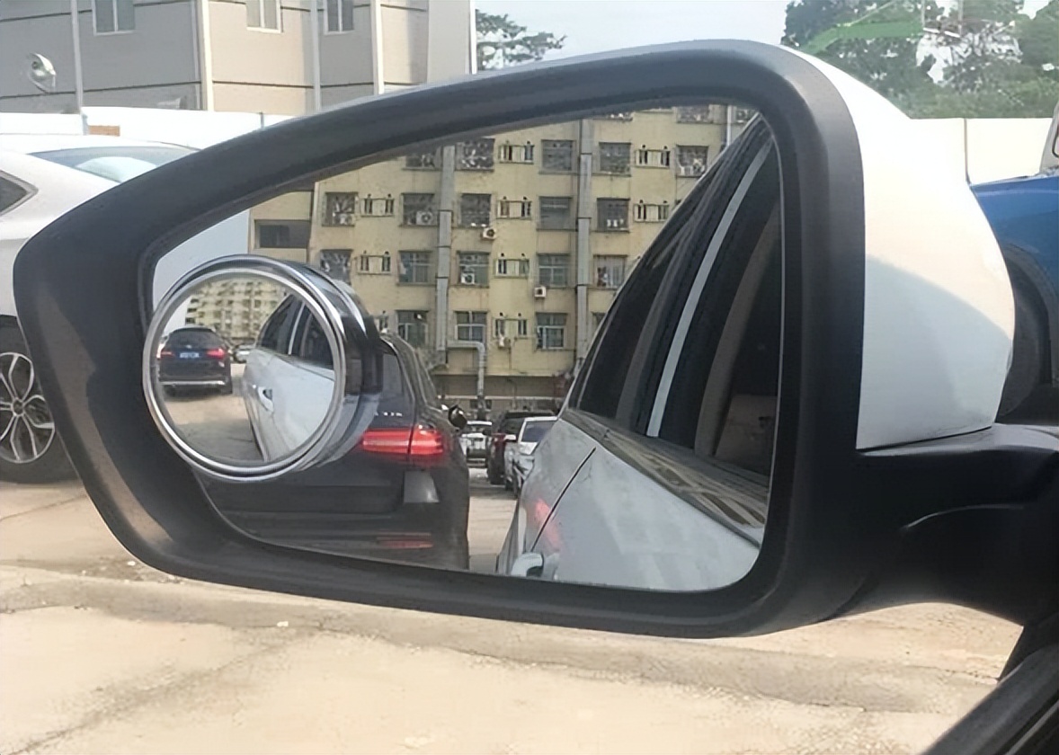 新手开车前面超车技巧,超车看前会车看后