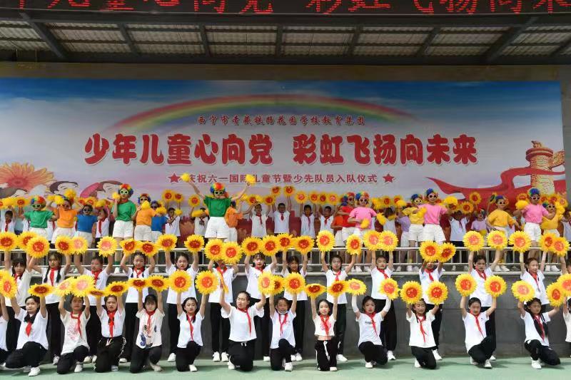 庆六一新队员入队仪式暨表彰大会,六一儿童节举行少先队员入队活动