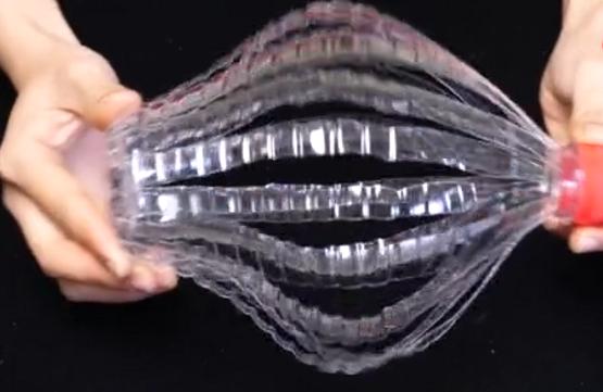 塑料瓶开一个小孔放入一个气球,塑料瓶里面套个气球