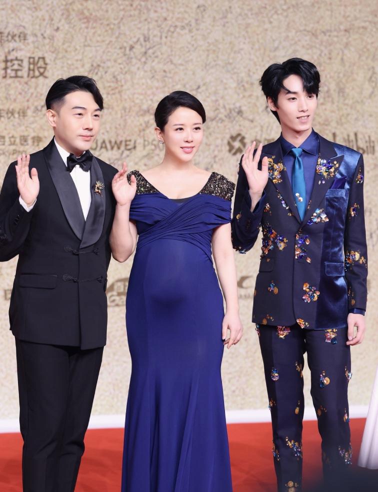 陈昊颜丹晨夫妻同框综艺节目访谈,颜丹晨挺大孕肚游泳