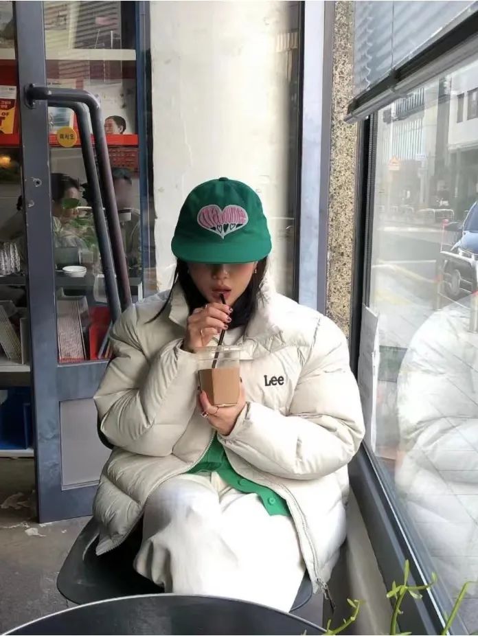 羽绒服卫衣裙搭配,今年流行穿搭羽绒服加什么靴子