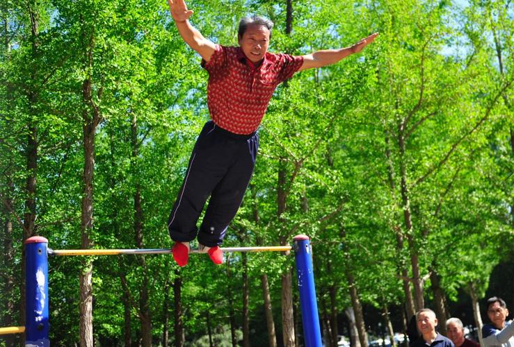 坚持吊单杠治疗好了腰椎间盘突出,腰椎间盘突出怎么正确吊单杠