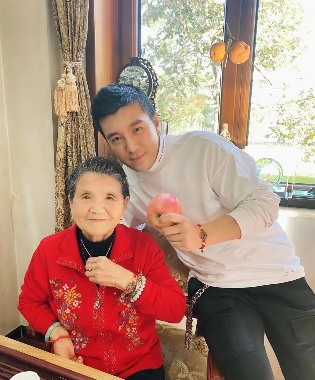 杨子近90岁的妈妈阳了，服下88年的香丸后退烧转阴，感叹中药神奇