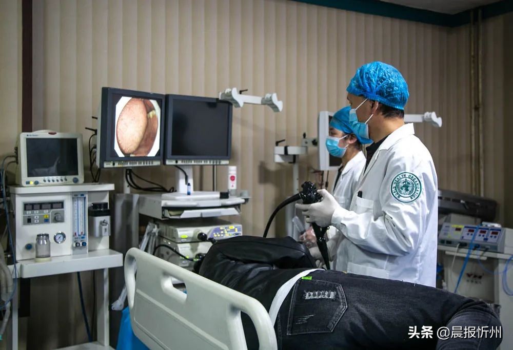 为抗疫一线医护人员送去关爱,为一线防疫人员免费治疗