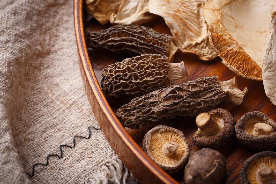 中老年人失眠多吃三样助眠菜,经常失眠睡不着的食疗食谱大全