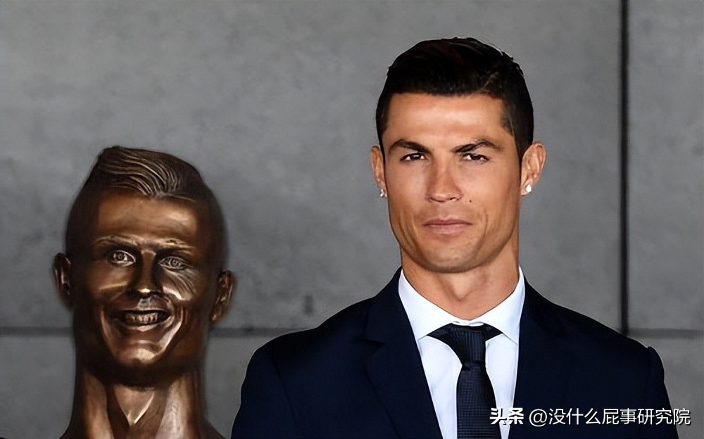 比C罗还自恋，皇马球员家里有两尊他的雕像，每次经过都驻足