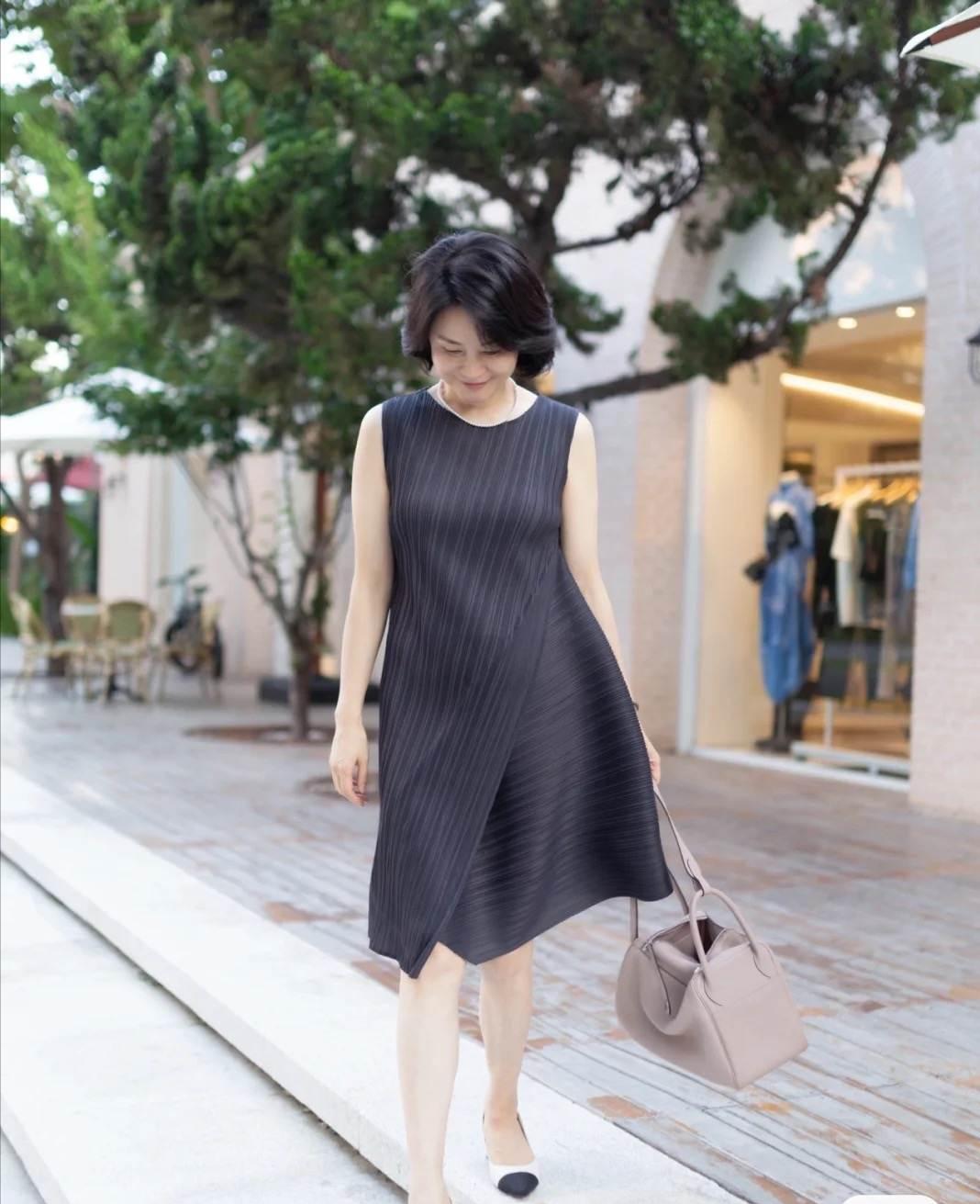 为什么说50+女人穿衣“面料决定价值”？这2种服装很显廉价