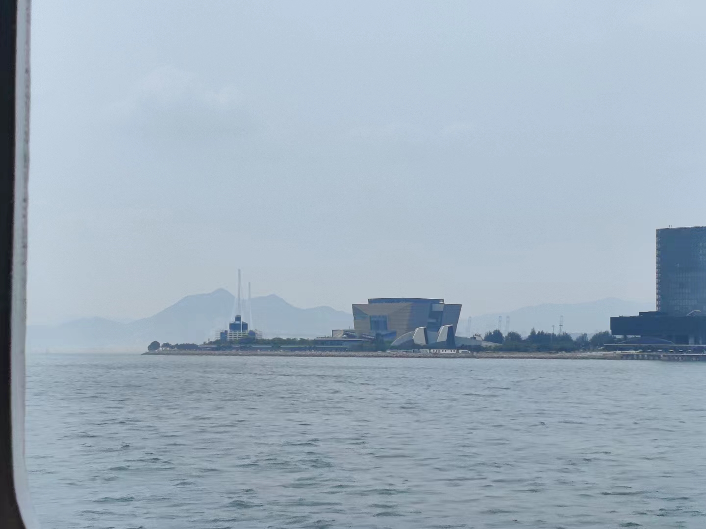 右手端啤，就着海风，喝到微醺