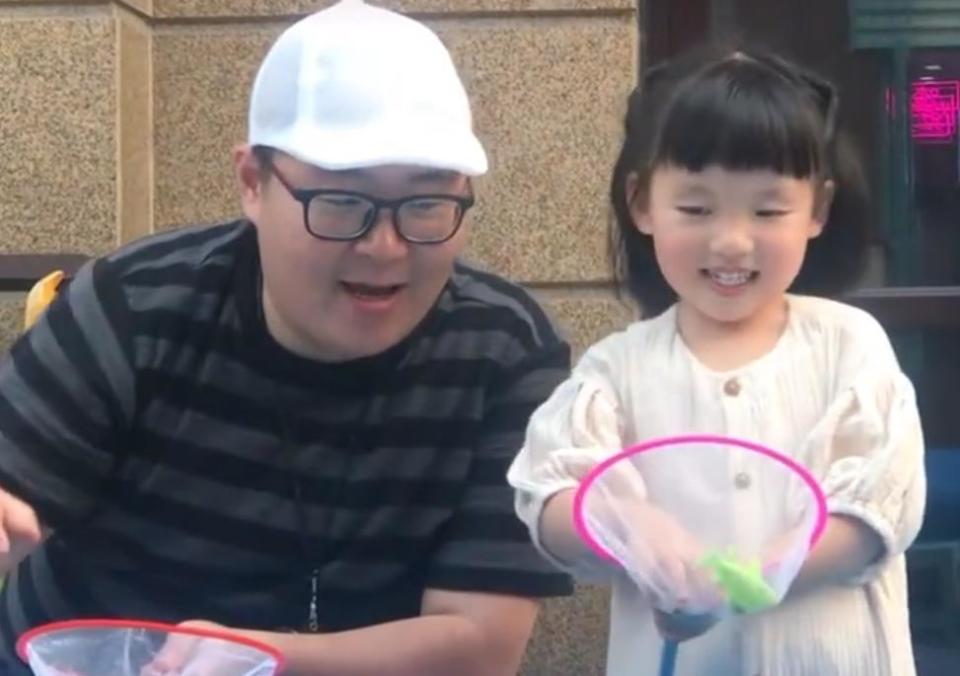 郝劭文携二婚妻子与父母团聚,郝劭文回应老婆二婚帮别人养孩子