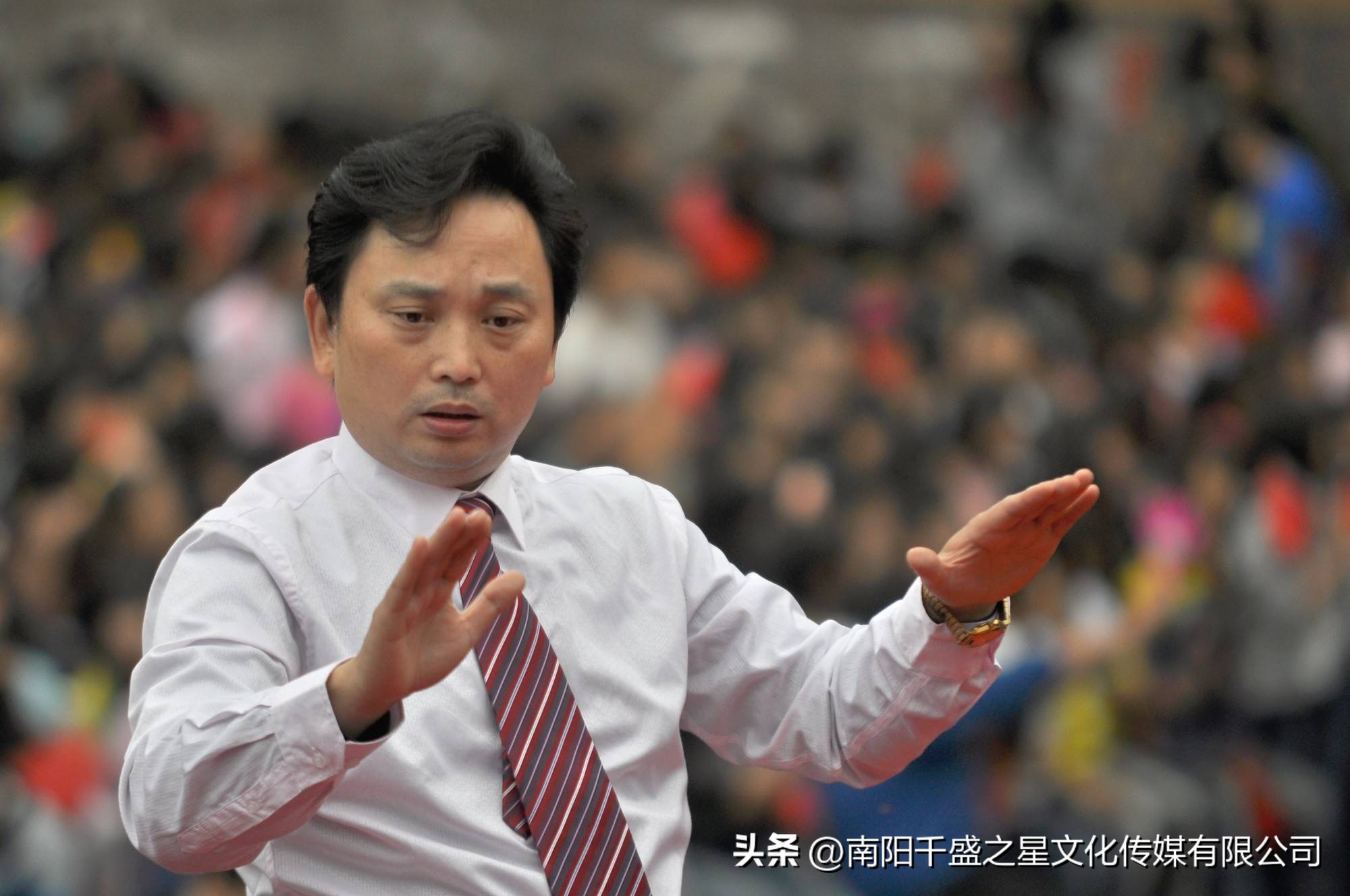 周鹏国家队队长,周鹏青年歌唱家