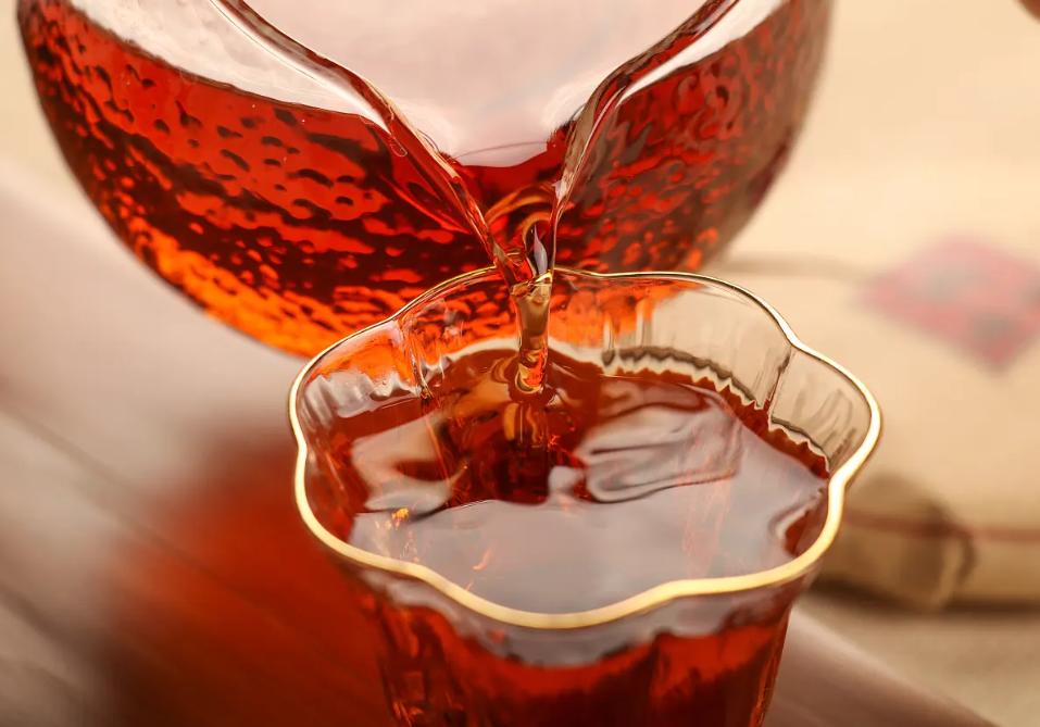 老年人冬天喝红茶好还是绿茶好,红茶和绿茶哪一种好喝一点