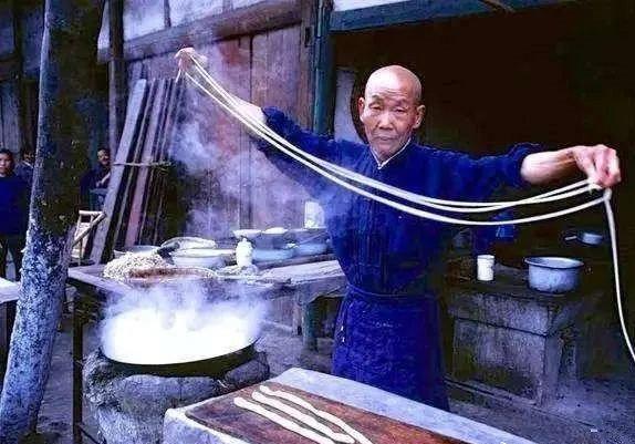 30张罕见晚清照:女子躺炕上欲仙欲死,骑跨在男子头上的洋人女子