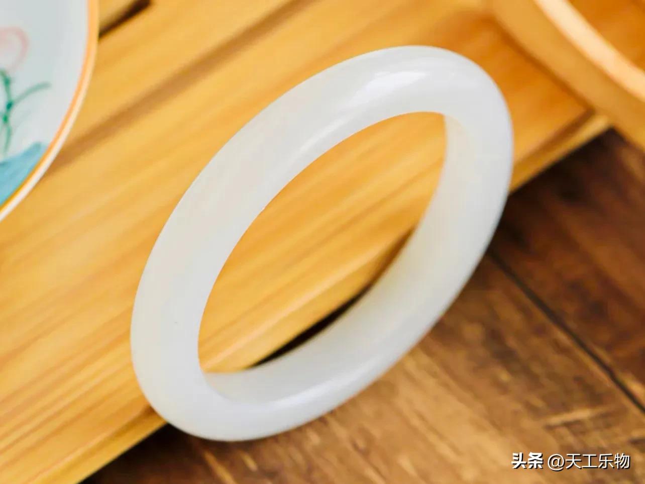 和田玉肉眼看有很多棉的手镯好吗,玉器店有玉手镯卖吗